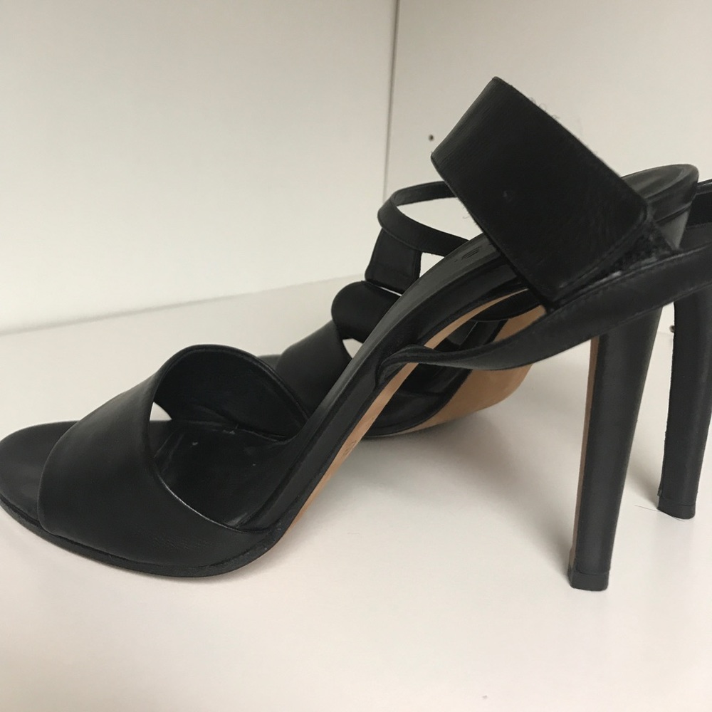 Vince by Vince Camuto strapping sandals! - Picture 5 of 7